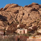 Sat aflat la poalele Munților Anti-Atlas, lângă Tafraout, între case tradiționale, palmieri și spectaculoase formațiuni de granit roz.