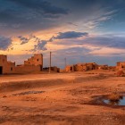 La sud de Merzouga, la marginea dunelor Erg Chebbi, se află Khamlia, un mic sat faimos în întreaga lume pentru muzica sa Gnawa.