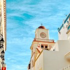 Printre străduțe și clădiri albe, centrul istoric al Tangier dezvăluie detalii arhitecturale elegante, influențate de stilurile arabe, andaluze și mediteraneene.
