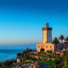 La 15 km de Tangier, Cape Spartel Lighthouse domină locul unde Oceanul Atlantic întâlnește Marea Mediterană.