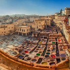 Vechele tăbăcării din Fez colorează medina cu vase tradiționale, mirosuri intense și una dintre cele mai emblematice priveliști din Maroc.