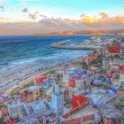 Faleza din Tangier unește farmecul mării cu casele colorate ale orașului vechi, între port, plaje și atmosferă mediteraneană.