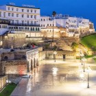 Zidurile istorice ale Tangier luminează seara printre piețe elegante, bastioane vechi și atmosfere atemporale din nordul Marocului.