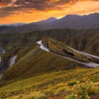Între drumuri spectaculoase și munți modelați de vânt, pasul Tizi n'Tichka traversează Munții Atlasului Mare și oferă priveliști impresionante la apus.