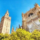 Impozanta Catedrală din Sevilla și Giralda se înalță printre portocali, simboluri emblematice ale unui oraș unde istoria, arta și tradițiile se împletesc armonios.