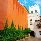 Zidurile ocru ale Alcázarului Regal din Sevilla ascund una dintre cele mai fascinante comori ale Andaluziei, între influențe maure, grădini și istorie milenară.