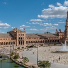 În inima orașului Sevilla, Plaza de España impresionează prin poduri elegante, canale pitorești și o arhitectură monumentală ce reflectă farmecul autentic al Andaluziei.