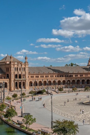În inima orașului Sevilla, Plaza de España impresionează prin poduri elegante, canale pitorești și o arhitectură monumentală ce reflectă farmecul autentic al Andaluziei.