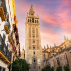 La apus, Giralda domină centrul istoric al Sevillei, înconjurată de străzi pline de farmec și monumente vechi ce evocă măreția Andaluziei.