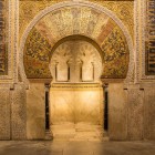 Mihrabul impresionant al Moscheii-Catedrală din Córdoba fascinează prin mozaicurile aurite și decorațiunile rafinate, simbol al artei islamice din Spania.