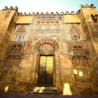 Intrarea impunătoare a Moscheii-Catedrală din Córdoba întâmpină vizitatorii cu detalii maure, secole de istorie și un patrimoniu artistic unic în inima Andaluziei.
