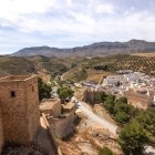 Alcazaba din Antequera păstrează secole de istorie între ziduri impunătoare, turnuri de apărare și vechi pietre romane. Un simbol al moștenirii maure din Andaluzia.
