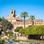 Alcázarul Regilor Creștini domină Córdoba prin turnurile medievale, grădinile luxuriante și secolele de istorie. Un simbol al Andaluziei unde culturile s-au întâlnit.