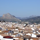 Antequera se întinde la poalele legendarei Peña de los Enamorados, printre case albe și peisaje de neuitat, unde istoria, natura și tradițiile se întâlnesc.