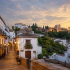 Din fermecătorul Albaicín se deschide o panoramă asupra Granadei și impunătoarei Alhambra la apus. Străzile istorice și casele albe dezvăluie sufletul Andaluziei.