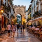 Calle Elvira este una dintre cele mai fermecătoare străzi din Granada, unde magazinele tradiționale, cafenelele și monumentala Puerta de Elvira dezvăluie sufletul autentic al Andaluziei.