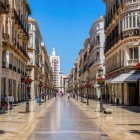 Calle Marqués de Larios este inima elegantă a orașului Malaga, renumită pentru magazinele sale, clădirile istorice și atmosfera animată. O plimbare printre stil, cultură și farmec andaluz.
