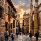O plimbare prin centrul istoric al Granadei înseamnă secole de istorie, palate elegante, monumente renascentiste și atmosfera autentică a Andaluzie