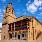 Colegiata Santa María la Mayor a păstrat de-a lungul secolelor istoria orașului Ronda, îmbinând moștenirea vechii moschei cu eleganța arhitecturii renascentiste.