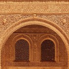 Decorațiunile rafinate ale Alhambrei dezvăluie eleganța artei maure. Arcadele sculptate și detaliile prețioase transformă fiecare colț într-o capodoperă atemporală.