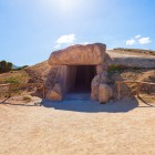 Intrarea în Dolmenul Menga conduce spre unul dintre cele mai impresionante monumente megalitice ale Europei. Un sit UNESCO cu peste 5.000 de ani de istorie.