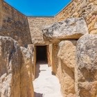 Intrarea impunătoare în Dolmenul Menga conduce spre unul dintre cele mai remarcabile monumente megalitice ale Europei. O călătorie în preistorie, între mister și istorie milenară.