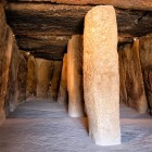 Interiorul Dolmenului Menga impresionează prin stâlpii uriași din piatră și blocurile megalitice monumentale. Un loc unic unde peste 5.000 de ani de istorie prind viață.