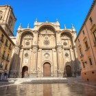 Magnifica fațadă principală a Catedralei din Granada se înalță în inima orașului, unde eleganța arhitecturii renascentiste reflectă bogata istorie și moștenirea artistică a Andaluziei.