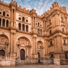 Catedrala din Malaga impresionează prin fațada sa renascentistă și turnul elegant. Un simbol al orașului unde arta, istoria și spiritualitatea se întâlnesc în inima Andaluziei.