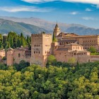 Alhambra domină Granada prin zidurile, turnurile și palatele sale nasride, la poalele Sierra Nevada. O capodoperă a artei islamice și simbol al Andaluziei.