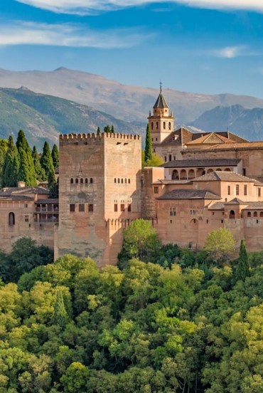 Alhambra domină Granada prin zidurile, turnurile și palatele sale nasride, la poalele Sierra Nevada. O capodoperă a artei islamice și simbol al Andaluziei.