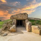Dolmenul Menga, inclus în Patrimoniul UNESCO, păstrează peste 5.000 de ani de istorie. O impresionantă mărturie a civilizației megalitice din inima Andaluziei.