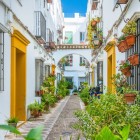 O plimbare prin Cartierul Evreiesc din Córdoba înseamnă alei cu flori, curți albe și balcoane pline de culoare. Un loc autentic unde istoria și tradițiile prind viață.