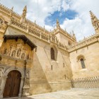 Intrarea elegantă în Capela Regală din Granada conduce spre locul unde odihnesc Regii Catolici, simbol al istoriei și unității Spaniei.