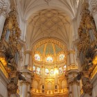 Interiorul Catedralei din Granada impresionează prin navele impunătoare, altarele bogat decorate și lumina care pune în valoare un remarcabil monument renascentist.