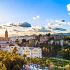 Panorama orașului Malaga îmbină impunătoarea Catedrală, verdele Alcazabei și farmecul centrului istoric. Un loc unde arta, istoria și Mediterana se întâlnesc.