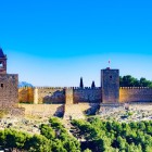 Alcazaba din Antequera se înalță deasupra vechilor ziduri maure, oferind panorame spectaculoase și o călătorie prin istoria islamică a Andaluziei, printre turnuri și bastioane.