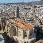 Catedrala din Malaga domină centrul istoric prin impunătoarea sa arhitectură renascentistă. Simbol al orașului, îmbină istoria, arta și farmecul Mediteranei.