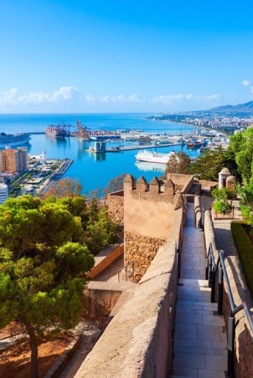 De la Alcazaba din Malaga se deschid priveliști spectaculoase asupra portului, Mării Mediterane și orașului. O fortăreață maură plină de istorie în inima Andaluziei.
