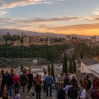 De la Mirador de San Nicolás se deschide cea mai spectaculoasă panoramă a Granadei, cu Alhambra la apus și Sierra Nevada în fundal. O priveliște de neuitat.