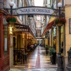 Pasaje de Chinitas cucerește prin atmosfera sa elegantă, localurile istorice, colțurile pitorești și amintirea lui Federico García Lorca din inima autentică a orașului Malaga.