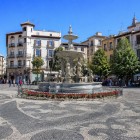 Plaza Bib-Rambla este inima vibrantă a Granadei, cu fântâna sa elegantă, clădiri istorice și cafenele primitoare. Locul ideal pentru a trăi farmecul autentic al Andaluziei.