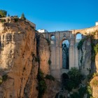 Puente Nuevo unește cele două părți ale orașului Ronda deasupra spectaculosului defileu El Tajo. O capodoperă a secolului al XVIII-lea cu priveliști impresionante asupra Andaluziei.