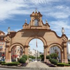Monumentala Puerta de Estepa întâmpină vizitatorii în inima Antequerei. O poartă istorică elegantă ce păstrează farmecul și tradițiile autentice ale Andaluziei.