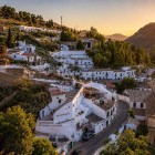 În fața Alhambrei, Sacromonte fascinează prin casele săpate în stâncă și sufletul flamenco. Istoria, muzica și tradițiile dezvăluie spiritul autentic al Granadei.