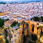 Puente Nuevo domină spectaculosul defileu El Tajo, simbolul orașului Ronda. Un peisaj impresionant unde natura, istoria și arhitectura creează una dintre cele mai frumoase imagini din Andaluzia.
