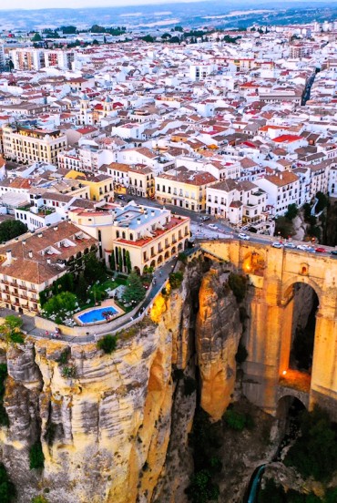 Puente Nuevo domină spectaculosul defileu El Tajo, simbolul orașului Ronda. Un peisaj impresionant unde natura, istoria și arhitectura creează una dintre cele mai frumoase imagini din Andaluzia.