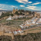 Alcazaba din Antequera domină orașul prin vechile ziduri maure, oferind panorame spectaculoase și o călătorie prin istorie, legende și farmecul Andaluziei.
