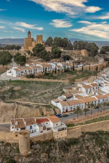 Alcazaba din Antequera domină orașul prin vechile ziduri maure, oferind panorame spectaculoase și o călătorie prin istorie, legende și farmecul Andaluziei.