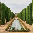 Grădinile Alcázarului din Córdoba încântă prin aleile mărginitе de chiparoși, bazinele decorative și fântânile elegante. O oază de liniște în inima Andaluziei.